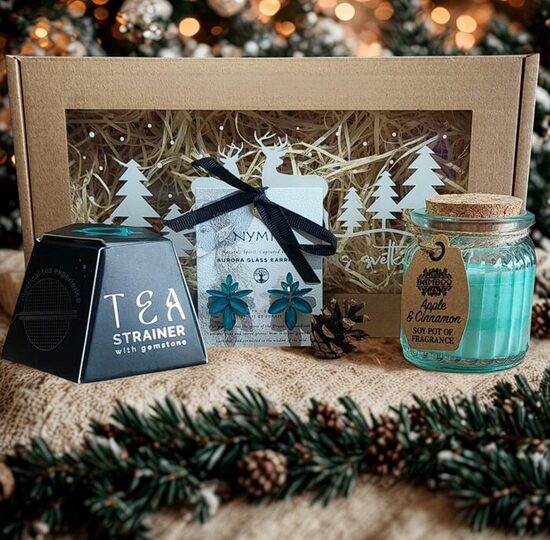 Kalėdinė dovanų dėžutė – auskarai „Dryads“, arbatos sietelis su akmeniu ir sojų žvakė obuolių & cinamono aromato